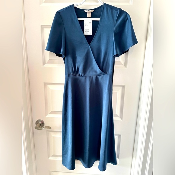 H&M Women’s Navy Blue Short Sleeve V- Neck Midi Slip Dress Size 0 - Picture 1 of 7